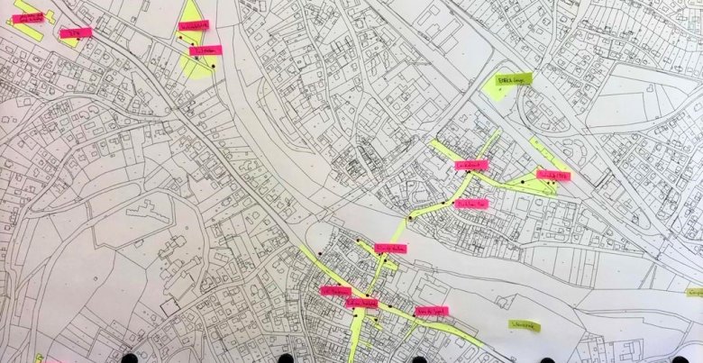 Eine Karte der Innenstadt von Rotenburg a. d. Fulda zeigt mit Hilfe verschiedener handbeschriftetet Zettel die bereits bestehenden Standorte des kostenfreien WLAN´s.