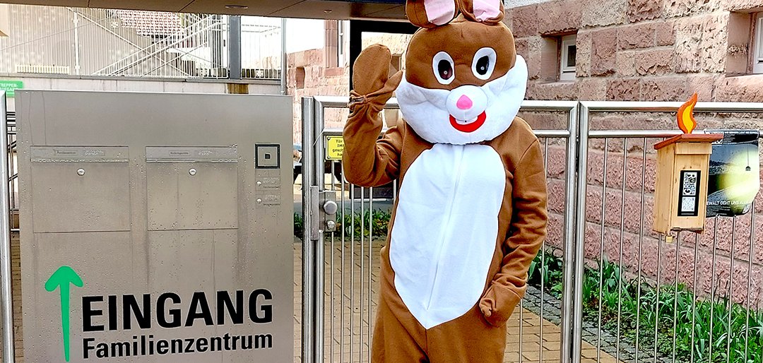 Osteraktion im Familienzentrum mit dem Osterhasen