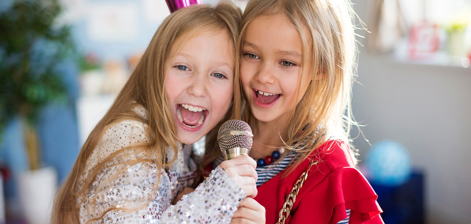 Future stars singing together a favorite song Zwei singende Mädchen