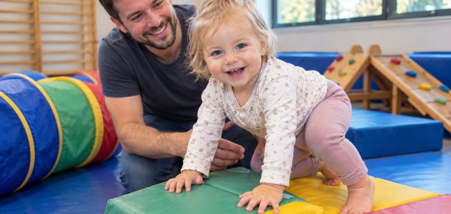 Mütter mit ihren Kindern und schwangeren Freundinnen.