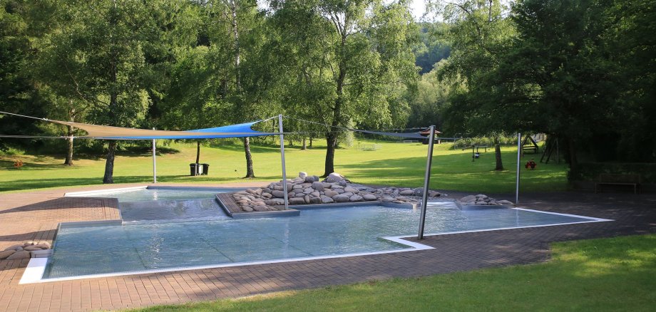 Das Babybecken im Waldschwimmbad wird von einem Sonnensegel überspannt.