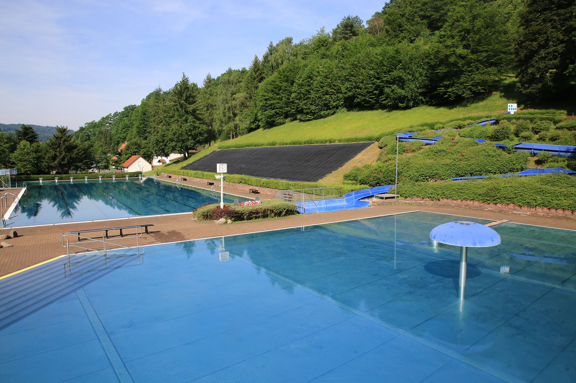 Luftaufnahme des Nichtschwimmer- und Schwimmerbeckens im Rotenburger Waldschwimmbad.