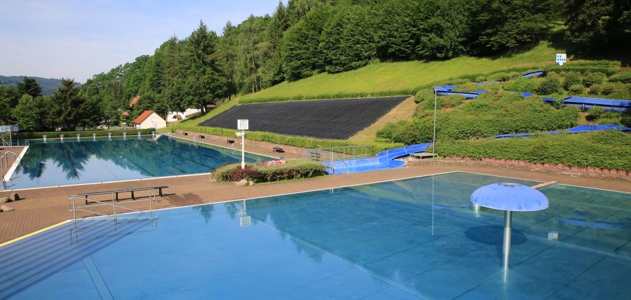Luftaufnahme des Nichtschwimmer- und Schwimmerbeckens im Rotenburger Waldschwimmbad.