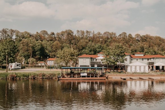 Der Campingplatz der Stadt Rotenburg a. d. Fulda, direkt am Fluss gelegen.