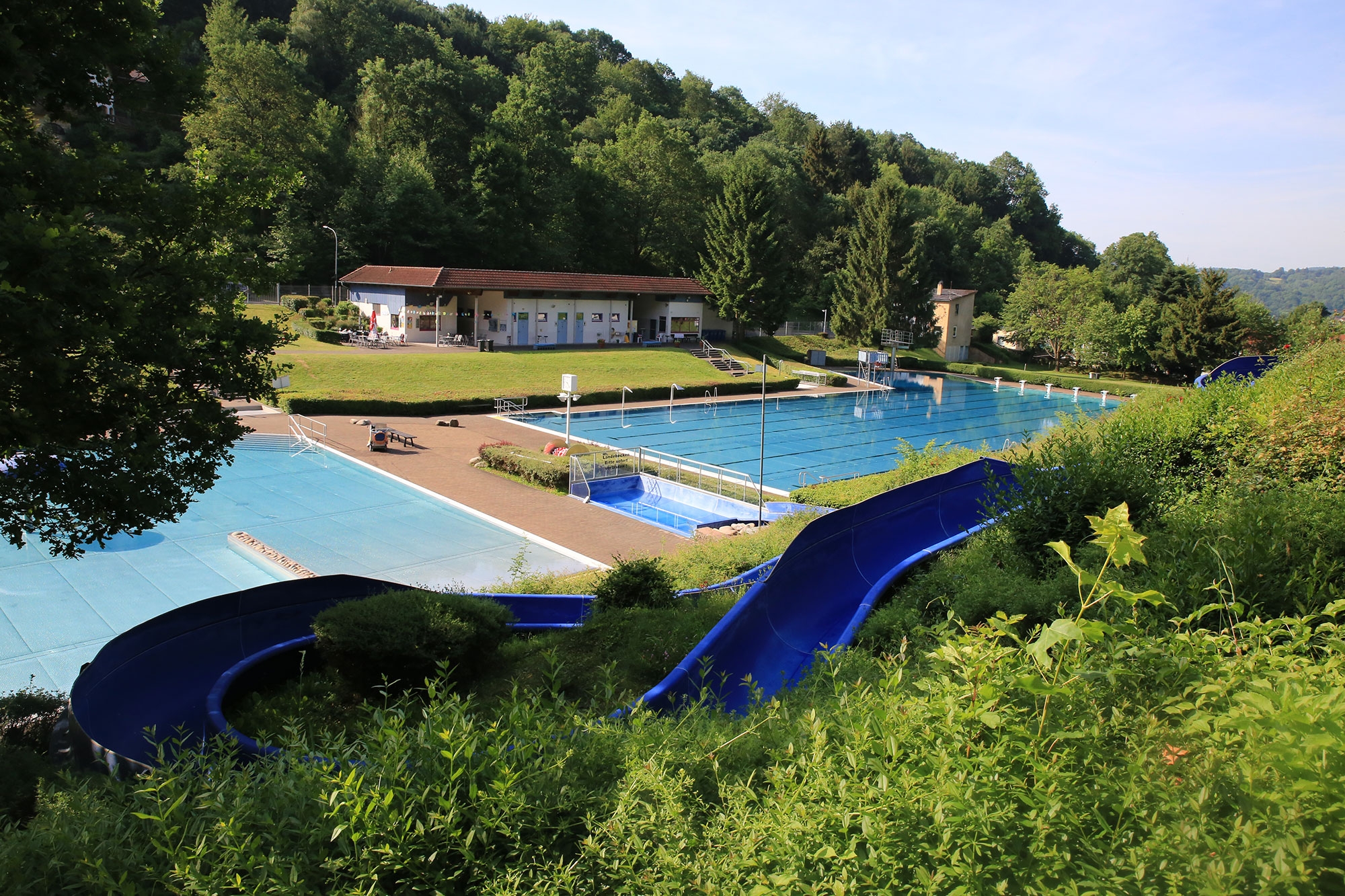 Das Nichtschwimmer- und Schwimmerbecken aus Sicht von der Wasserrutsche oberhalb der Becken.