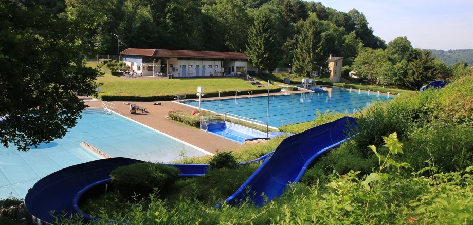 Das Nichtschwimmer- und Schwimmerbecken aus Sicht von der Wasserrutsche oberhalb der Becken.