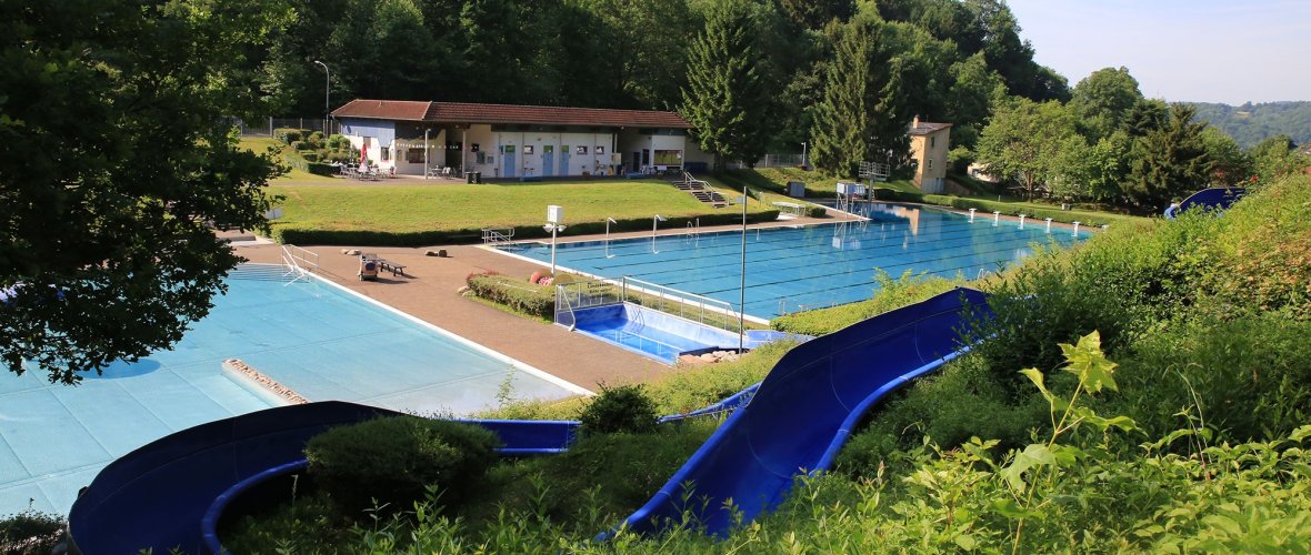 Das Waldschwimmbad mit großer Rutsche.