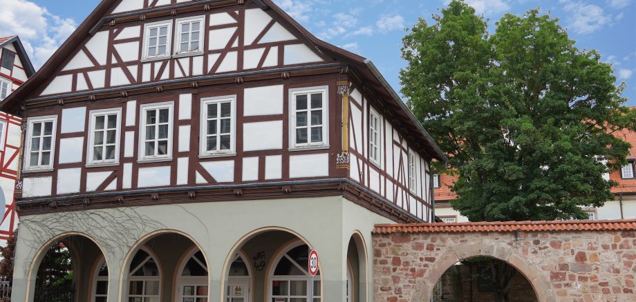 Die Fassade des Hauses der Jugend an einem Sommertag.