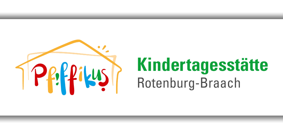 Bunte Buchstaben in einem gelben Häuschen formen das Wort Pfiffikus. Neben dem Haus ist in grün, als Farbe der Kita Pfiffikus, das Wort Kindertagesstätte, darunter in grau Rotenburg an der Fulda zu finden.