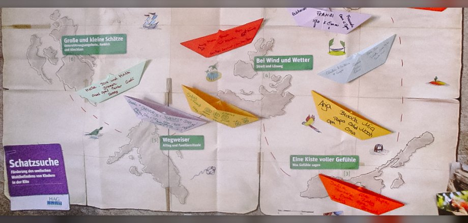 Karte mit kleinen Papierschiffen als Routenverlauf des Eltern-Programms.
