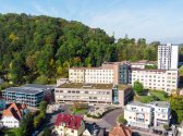 Das Kreiskrankenhaus Rotenburg a. d. Fulda aus der Vogelperspektive mit dem Stadtwald im Hintergrund.