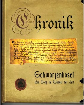 Die Chronik von Schwarzenhasel als Buch mit altertümlicher Schrift und goldenem Hintergrund.