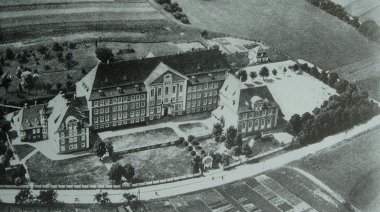Eine sehr alte Luftaufnahme der heutigen Jakob-Grimm-Gesamtschule.