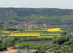 Luftbild von Braach mit leuchtend-gelben Rapsfeldern im Vordergrund.